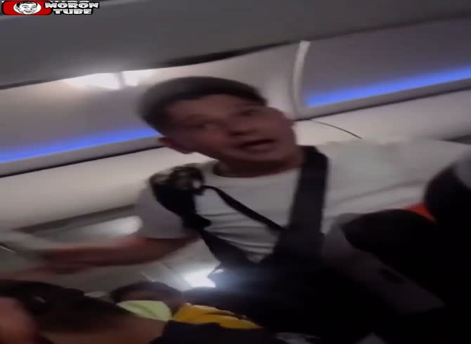 Video :On the plane, a drunk man messes with the wrong guy